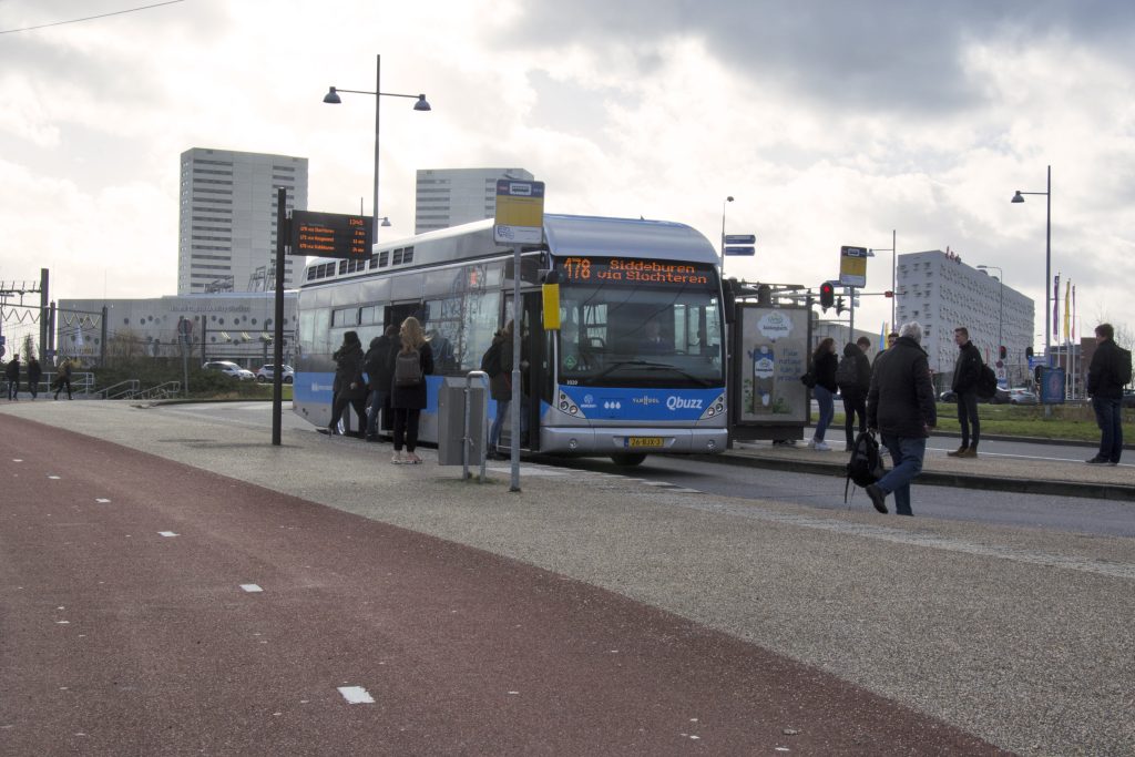 Lijn 178 waterstofbus bij halte P+R Euroborg/P3 Groningen