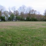 Sportveld Hellum: geverticuteerd en nieuw gras ingezaaid, zicht op snelweg