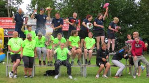 De winnaarstribune van het 22e recreatief volleybaltoernooi. Van links naar rechts en boven naar beneden: Hoveniersbedrijf Jonas Lindenhoff, Mooispul.com, Forest Flowers