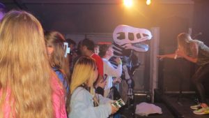 Een dinosaurus stal de show bij het optreden van TOF! Partyband tijdens het 22e recreatief volleybaltoernooi