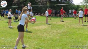 Opslag tijdens finaledag 26e recreatief volleybaltoernooi
