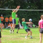 Flinke strijd in een wedstrijd op de finaledag tijdens 26e recreatief volleybaltoernooi
