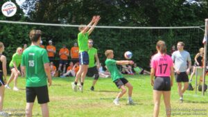 Flinke strijd in een wedstrijd op de finaledag tijdens 26e recreatief volleybaltoernooi